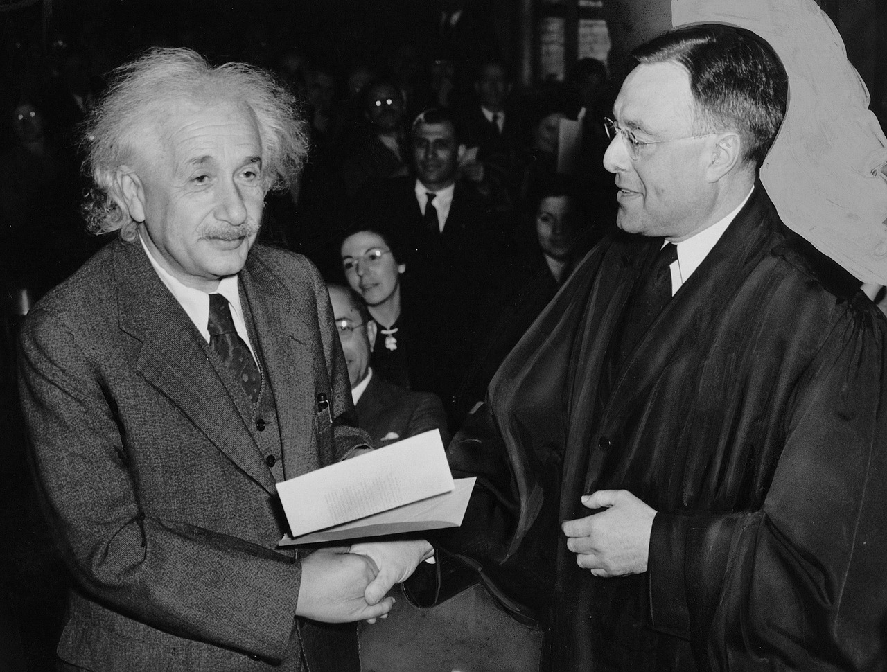 Albert Einstein ściskający dłoń z innym mężczyzną
